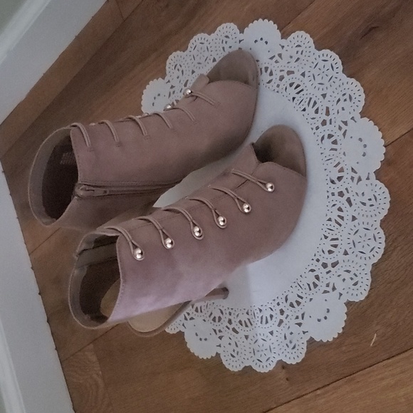 LC Lauren Conrad Size 7.5 Heels - Picture 5 of 6